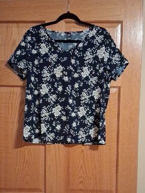 Floral V-Neck Short Sleeve Tee - Navy with Cream Print